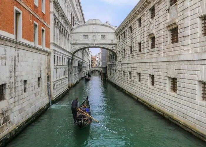 阿姆巴阿拉齐酒店 *